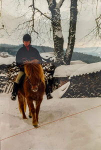 Reiterin auf Islandpferd im Schnee