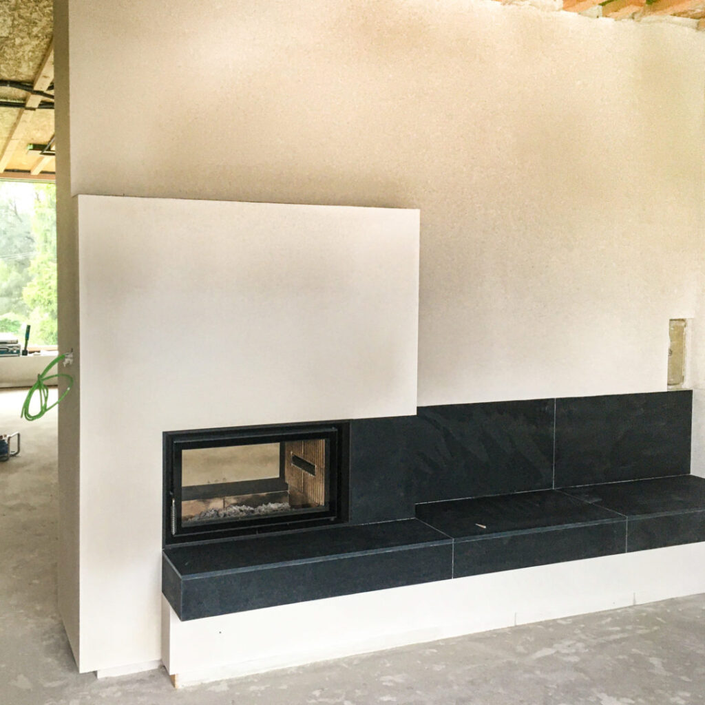 moderner Kachelofen als Raumteiler