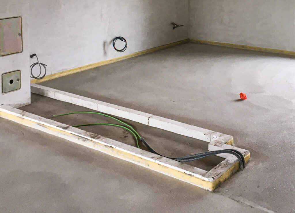 Lichtschalter im Kachelofen vor Estrich