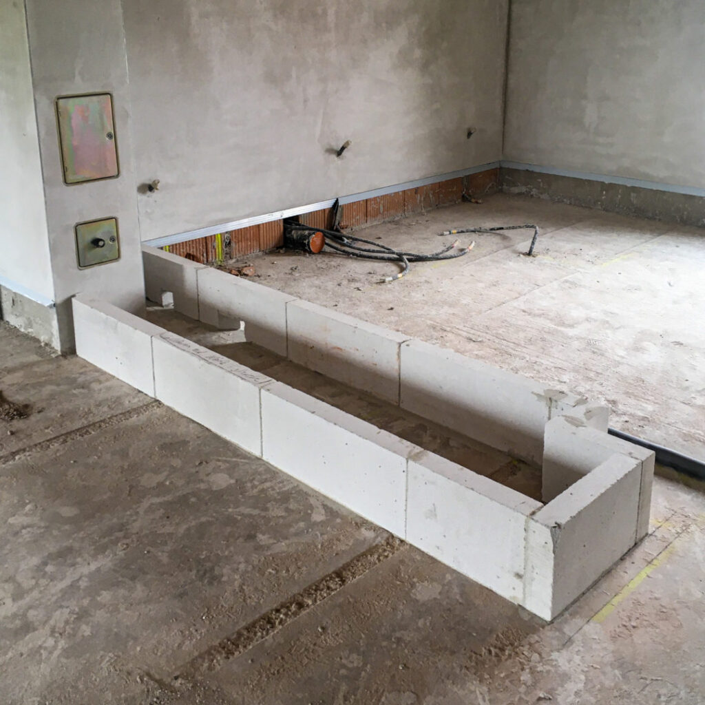 Kachelofen auf Rohbeton