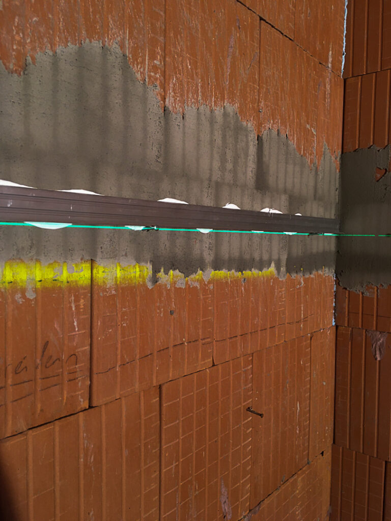 Putzprofil für wandbündige Fliesen mit Linienlaser anbringen