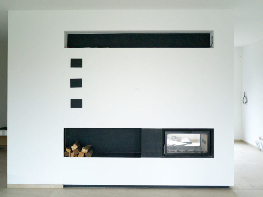 Kachelofen Tunnelofen Holzfach als Raumteiler