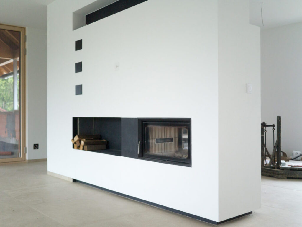 moderner Kachelofen Tunnelofen mit Holzfach