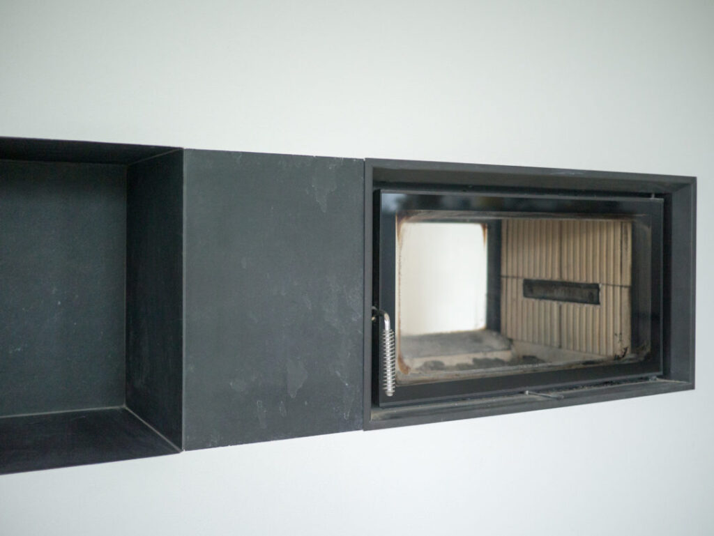 Kachelofen mit Holzfach Tunnelofen